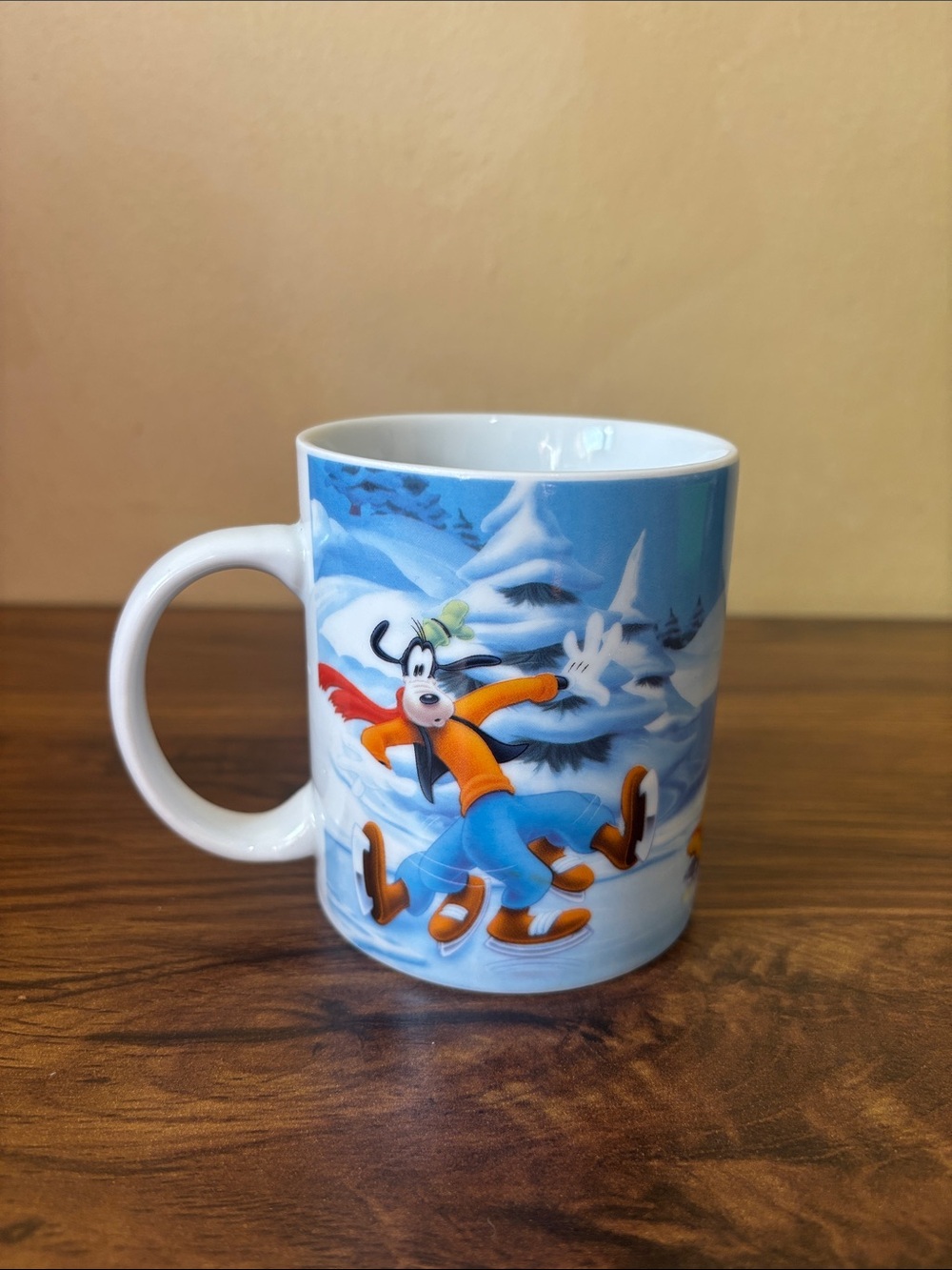 Disney Enesco Winter Ice Skating Scene Goofy, Pluto, Mickey Minnie Holiday Mug